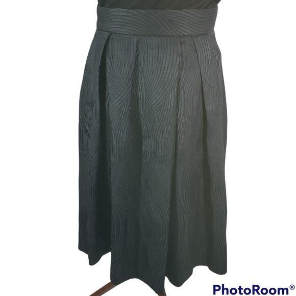 H&M | Black, Textured Skirt with Exposted Zipper | Size 10 - Picture 3 of 6